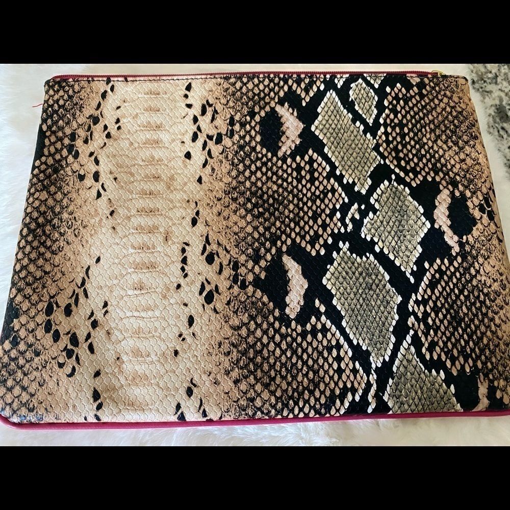 NWOT Estée Lauder Makeup pouch. - Picture 2 of 6